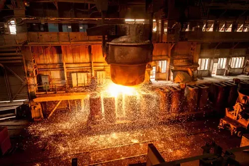 from ladle pours red-hot steel